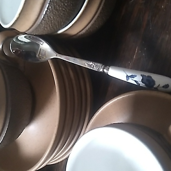 A SET OF 6, MADE IN ENGLAND DENBY STONEWARE TEA CUPS & SAUCERS. #222 - Picture 6 of 7